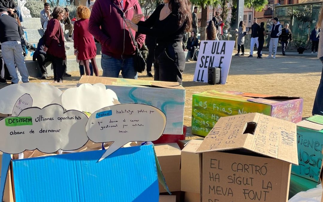 La Plaça Pompeu Fabra es converteix en escenari de reflexió sobre l’augment del sensellarisme a Badalona